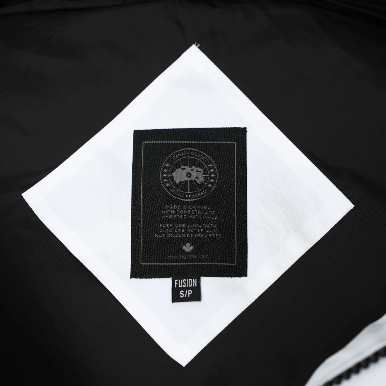 P340 CANADA GOOSE丨Canada Goose slanted pocket stand collar down vest Color: Large white and black label Size: XS-XXL